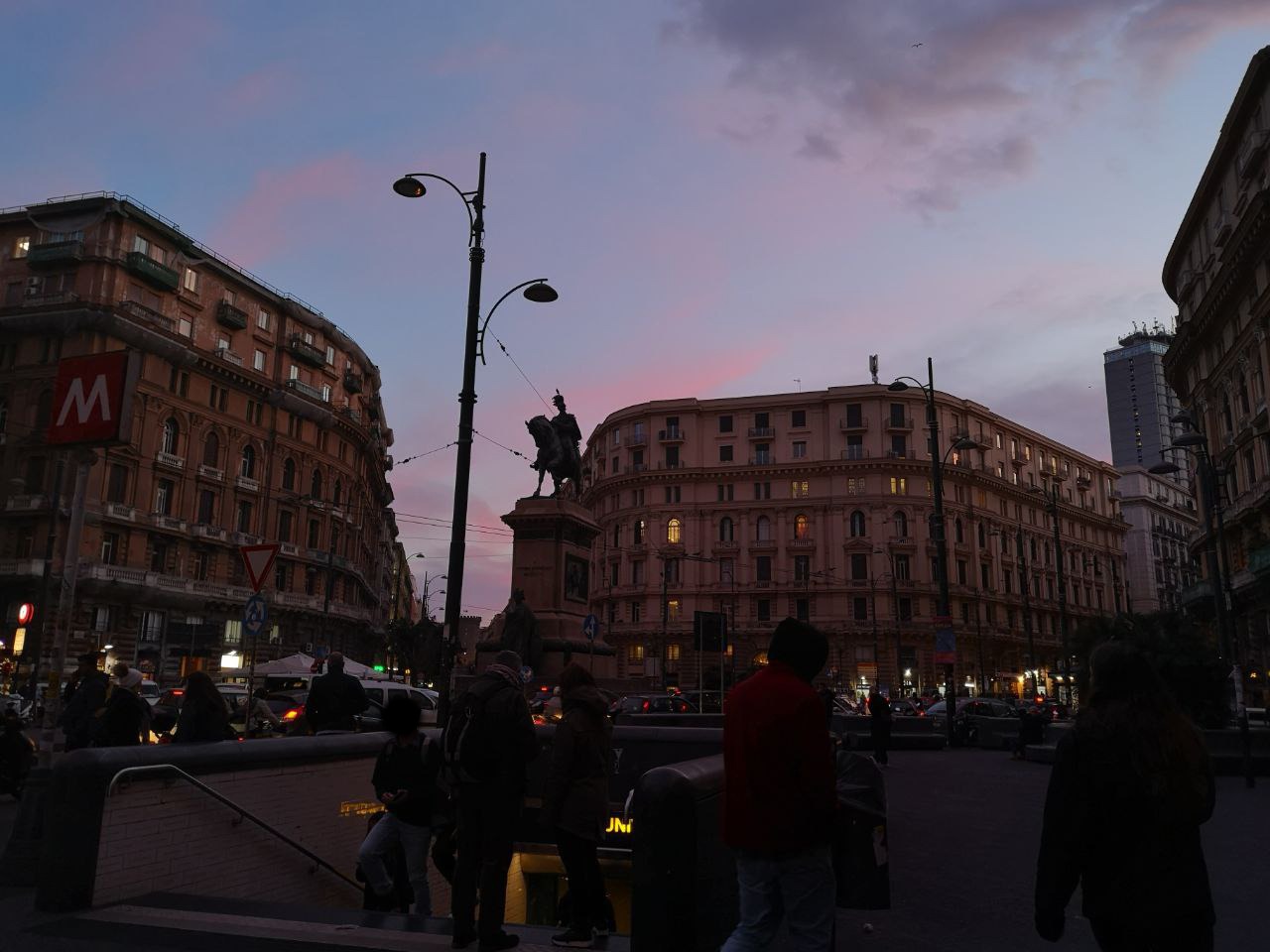 Aggredisce una donna nella metro di piazza Bovio a Napoli: arrestato