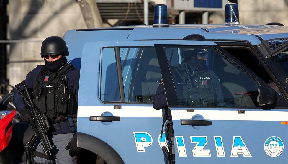 Terrore a San Giovanni a Teduccio, si barrica in casa e spara dal balcone:  La polizia fa irruzione e lui si suicida (Foto) - Il Crivello